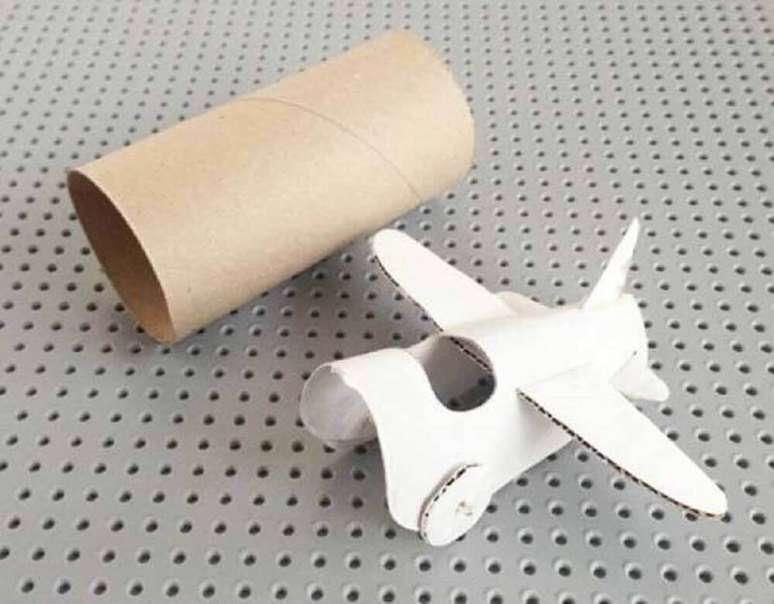 23. Lindo aviãozinho feito de rolo de papel higiênico para as crianças brincarem