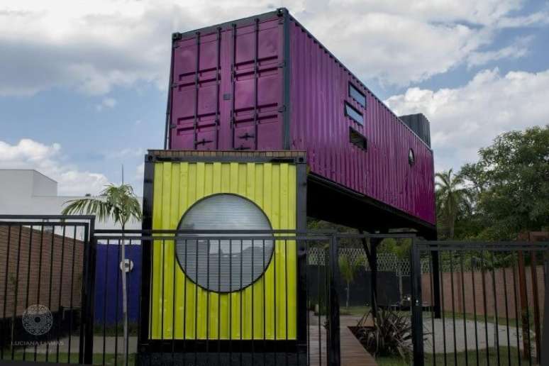 42. Casa container com cores vibrantes. Projeto de Carla Dadazio