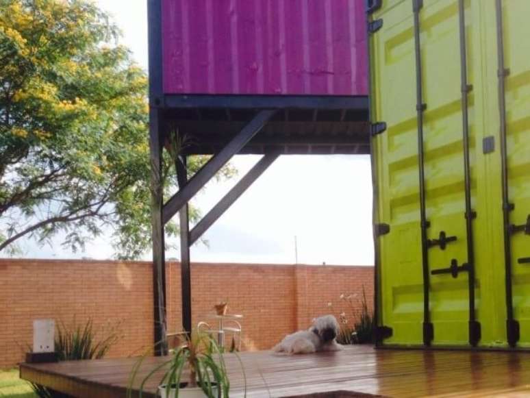 29. Casa container colorida com deck de madeira. Projeto de Carla Dadazio