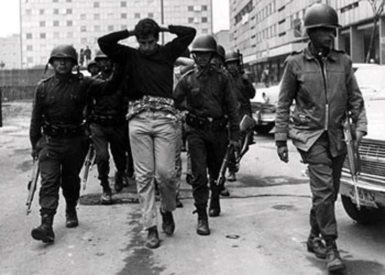 Estudante levado preso (México, 2/10/68)