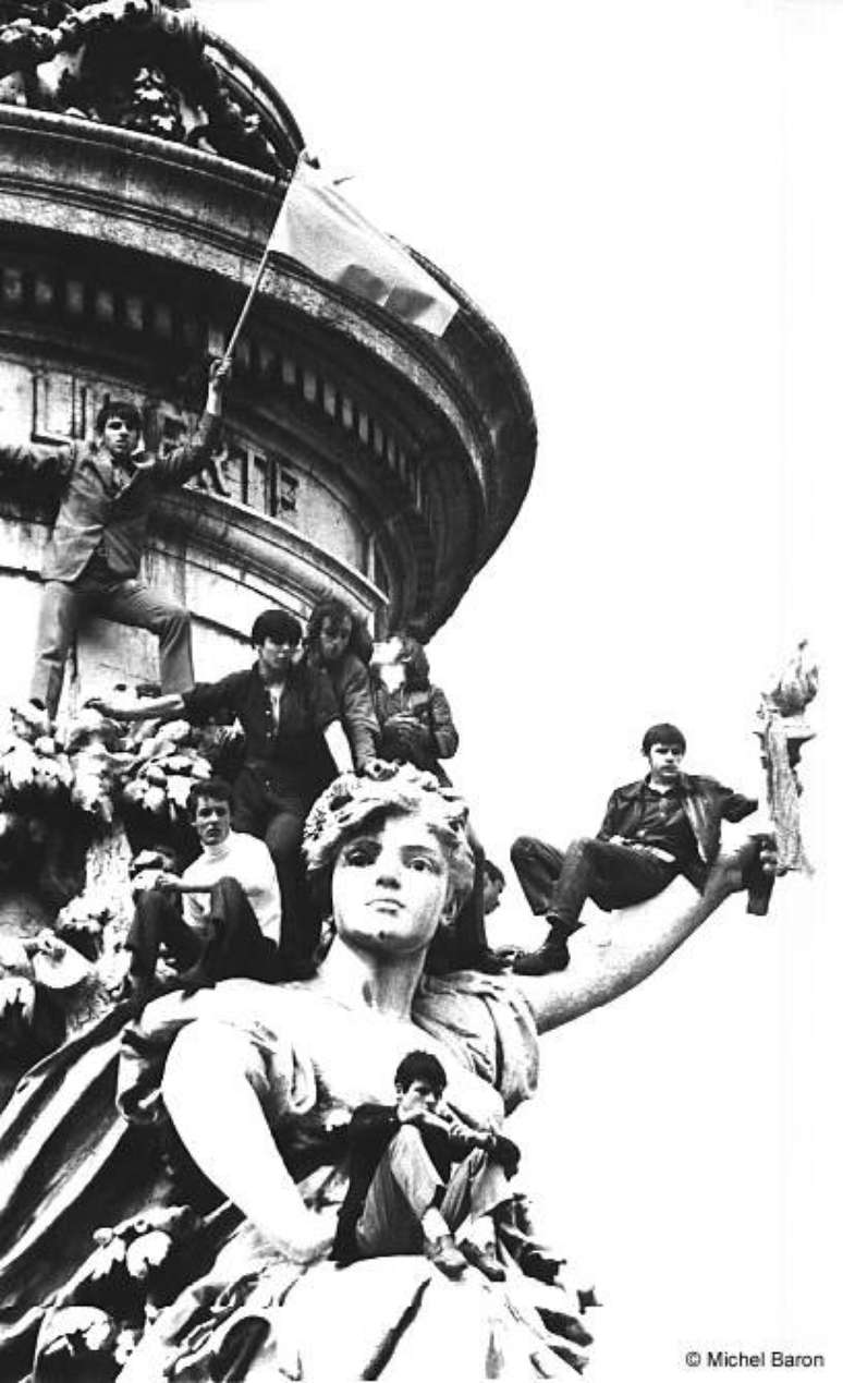 Jovens ocupam as estátuas (Paris, 1968)