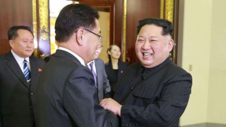 O líder norte-coreano Kim Jong-un (à dir.) poderia estar buscando reaproximação com China 