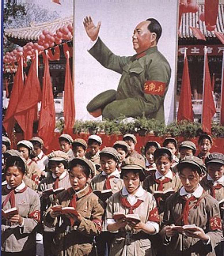 Mao Tse-tung guiando a juventude