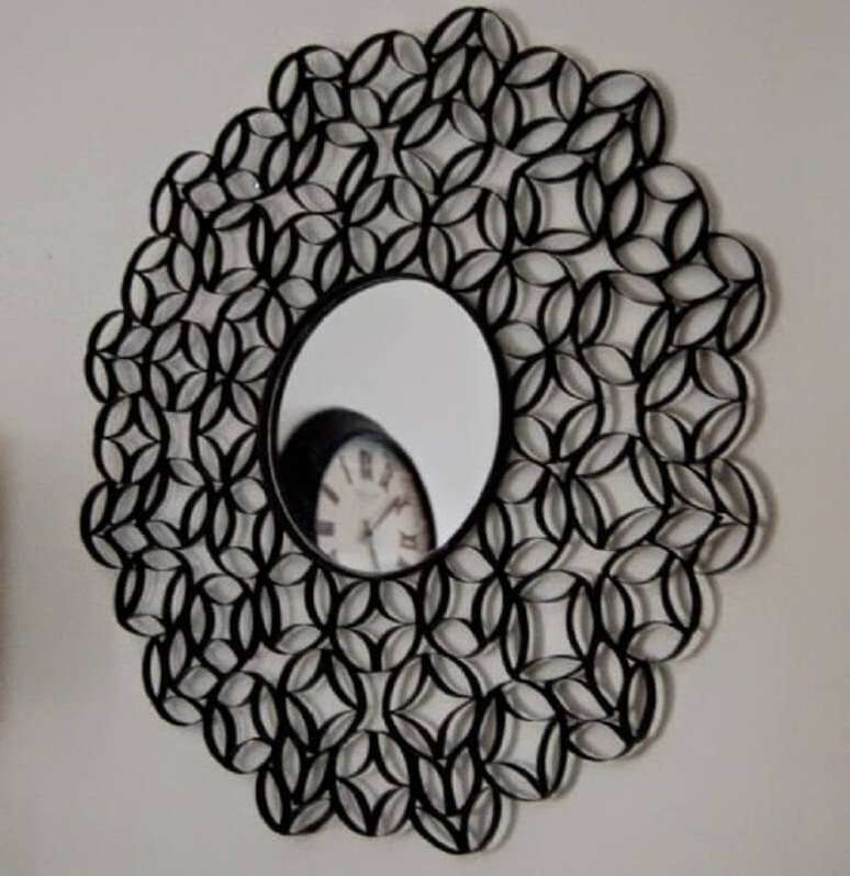 7. Moldura para espelho feita de artesanato com rolo de papel higiênico