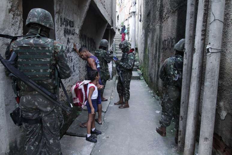 Homens do Exército e das polícias do Rio fazem uma operação, na manhã desta terça-feira (27), em comunidades do Lins de Vasconcelos, na Zona Norte do Rio de Janeiro (RJ).
