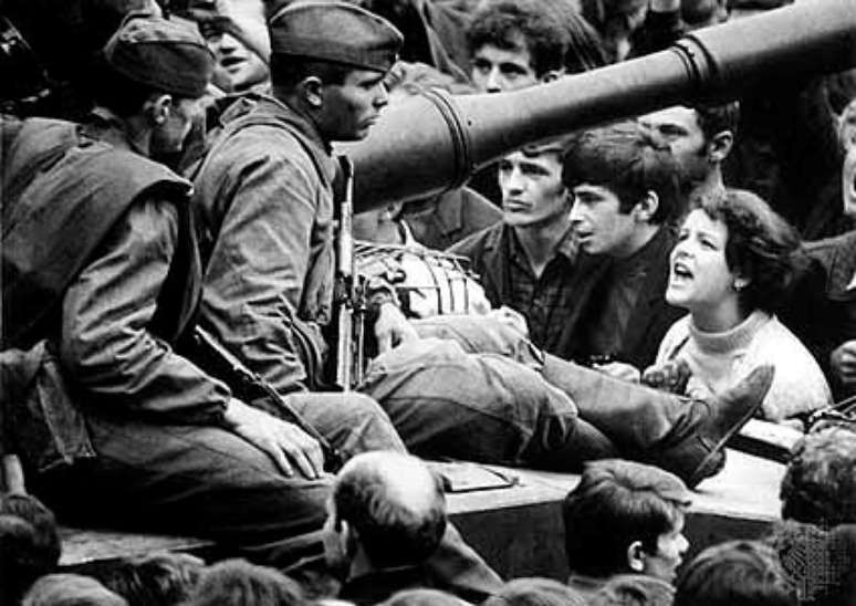 Sob protesto da população tanques soviéticos ocupam Praga