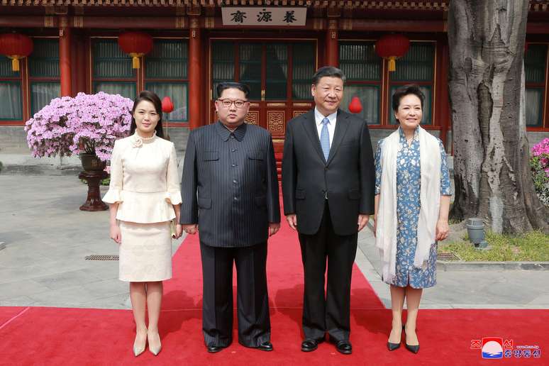 Líder norte-coreano, Kim Jong Un, e a mulher, Ri Sol Ju, ao lado do presidente chinês, Xi Jinping, e a mulher, Peng Liyuan, em Pequim em foto divulgada no dia 28/03/2018 KCNA/via Reuters