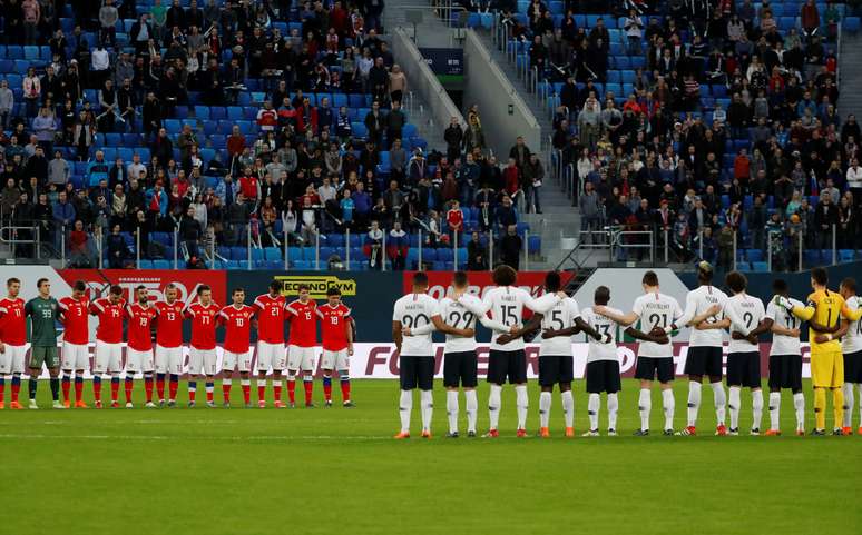 Jogadores de Rússia e França fazem minuto de silêncio antes de amistoso
 27/3/2018       REUTERS/Grigory Dukor