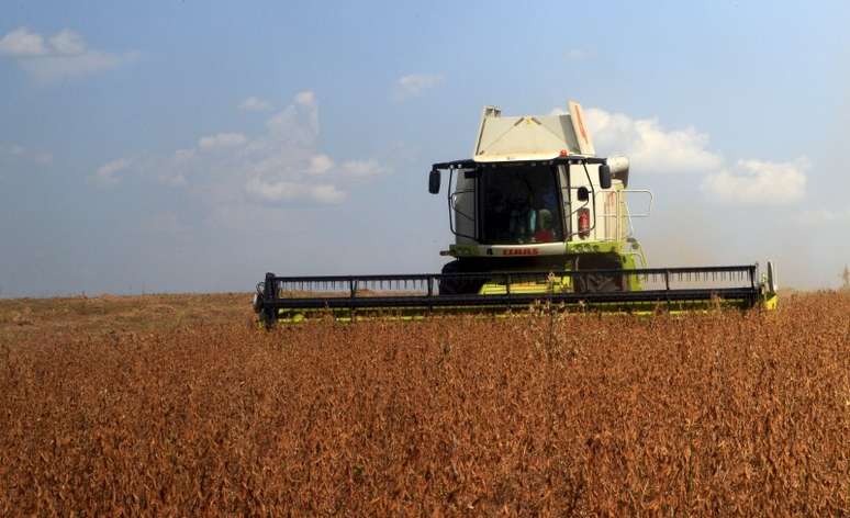 Máquina de colheita coletando grãos em fazenda de soja
20/08/2015
REUTERS/James Akena? - GF10000177226