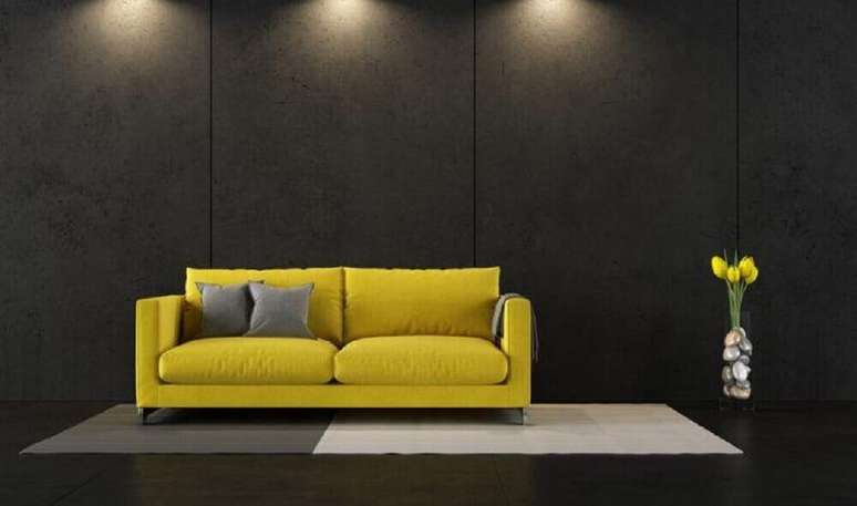 12. Minimalista para decoração de sala cinza e amarelo onde o sofá é amarelo e sala com parede cinza escura