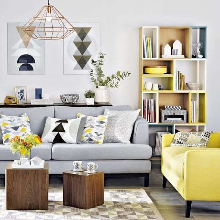 20. Linda inspiração de sala cinza e amarelo no estilo escandinavo