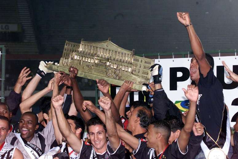 Jogadores do Corinthians erguem troféu do Paulista 2003