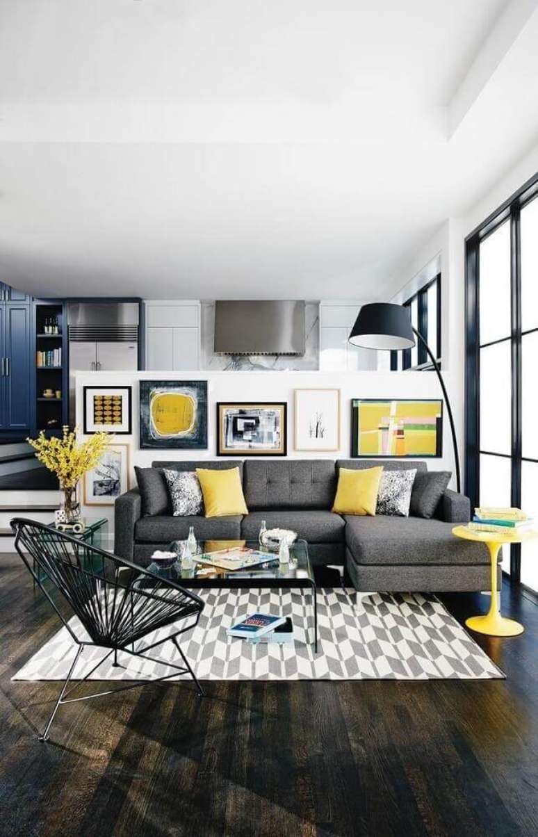 10. Decoração moderna de sala com sofá cinza e almofadas amarelas