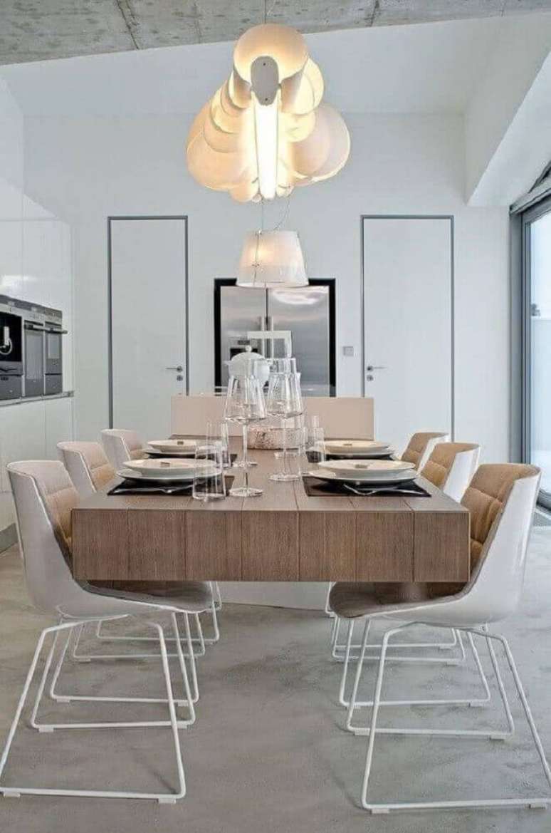 7. Decora&ccedil;&atilde;o moderna com um modelo de mesa de madeira bem diferente.