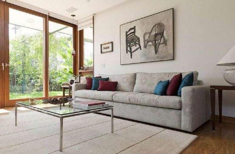 35. Sala de estar decorada com modelos de mesa de vidro com estrutura de metal