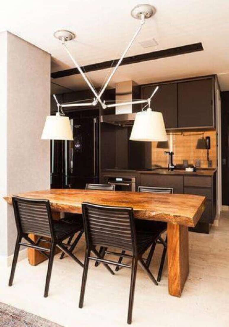 28. Modelos de mesas rusticas de madeira com cadeiras pretas para sala de jantar