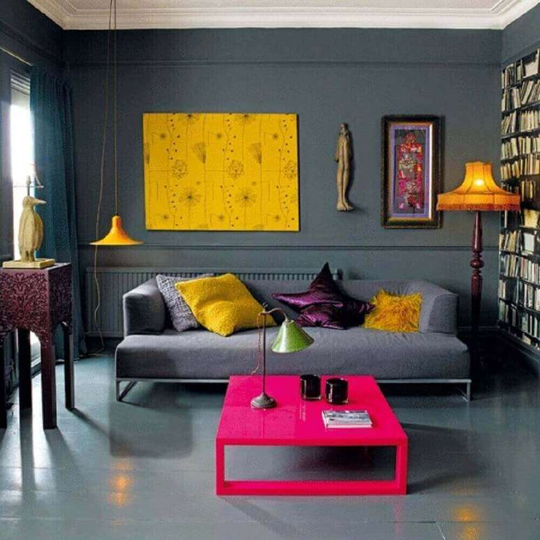13. Linda inspiração de decoração de sala cinza e amarelo com com tons de roxo e rosa