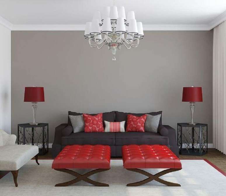 14. Sala com sofá cinza e toque de vermelho na decoração