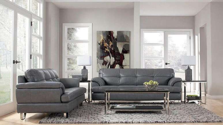 5. Decoração clássica de sala com sofá cinza de couro