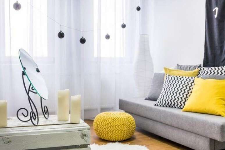 33. Decoração de sala cinza e amarelo nos detalhes