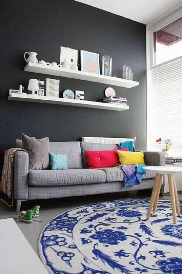 15. Decoração de sala com sofá cinza e tapete azul