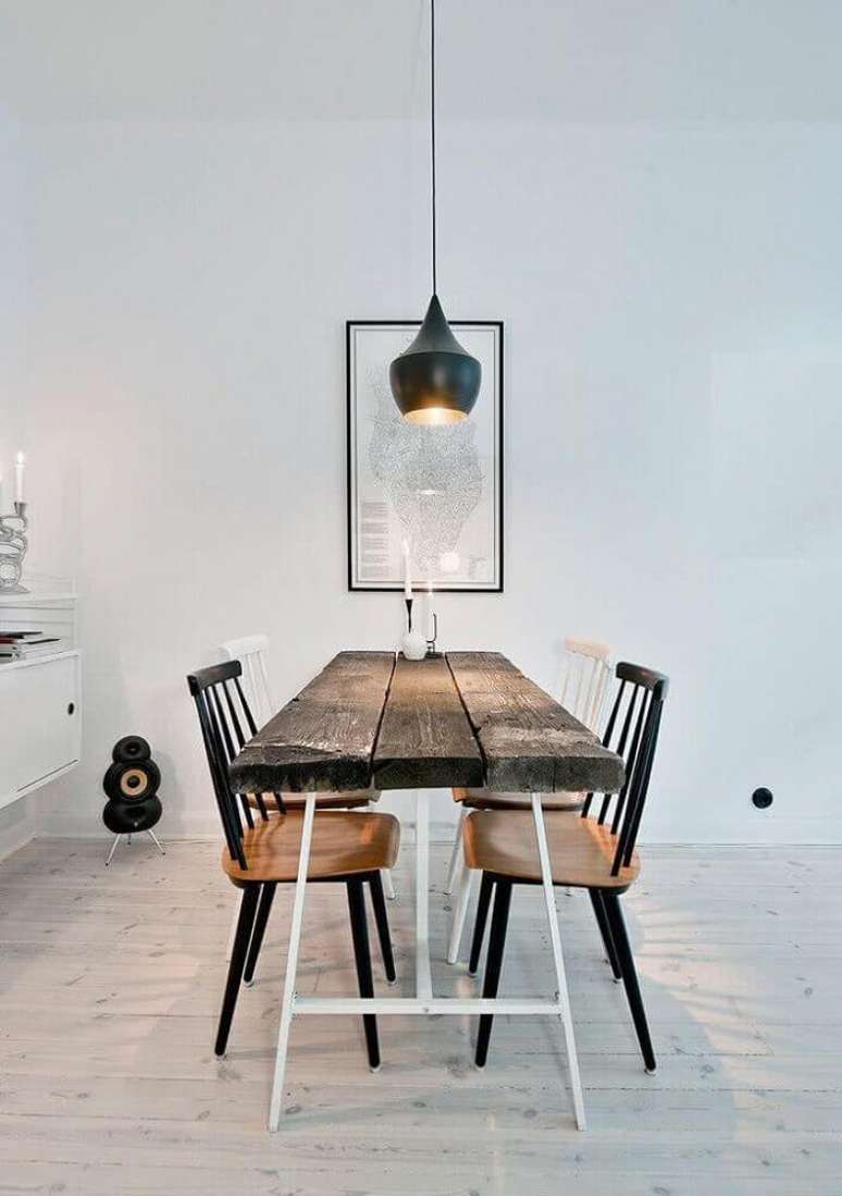 26. Linda sala de jantar clean com modelos de mesas rusticas e pendente preto