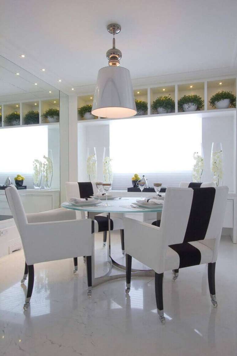 22. Sala de jantar com lindo modelos de mesa de vidro