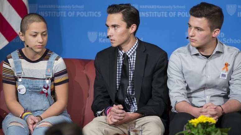 González, David Hogg (centro) e Cameron Kasky são os principais porta-vozes do movimento antiarmas 'Never Again'