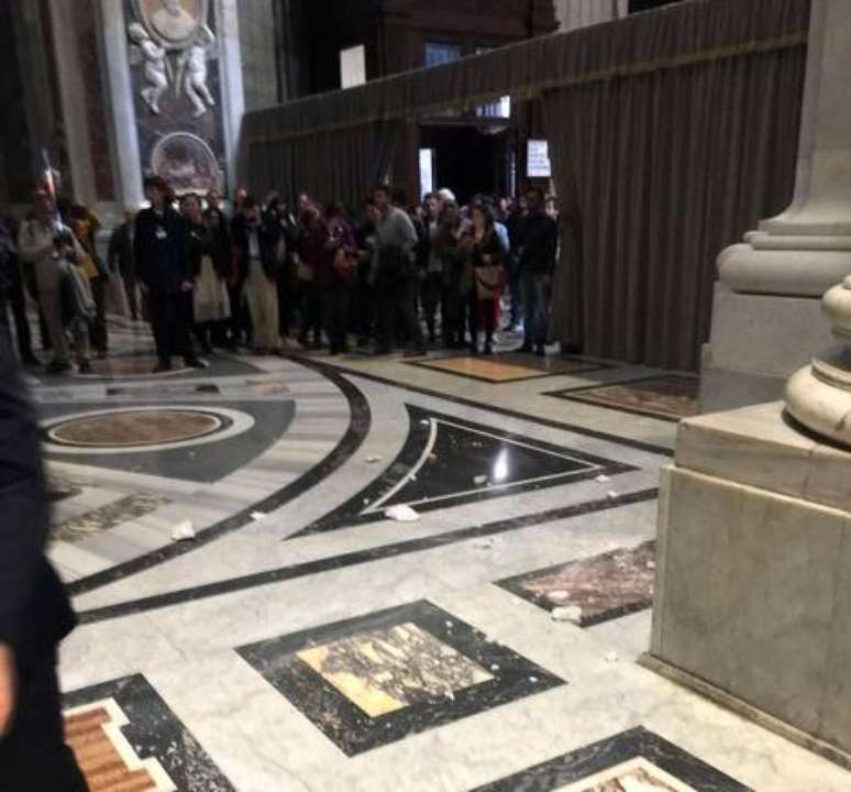 Detritos caem de pilastra na Basílica de São Pedro