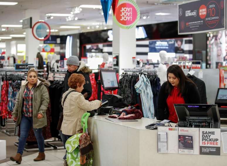 Consumidora faz compras em loja de departamento em Illinois, nos Estados Unidos 17/11/2017 REUTERS/Kamil Krzaczynski