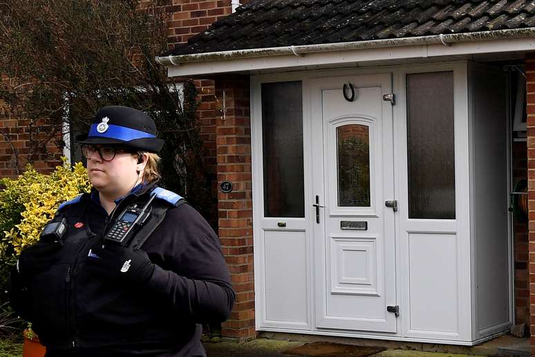 Policial em frente &agrave; resid&ecirc;ncia do ex-espi&atilde;o russo Sergei Skripal na cidade inglesa de Salisbury 06/03/2018 REUTERS/Toby Melville
