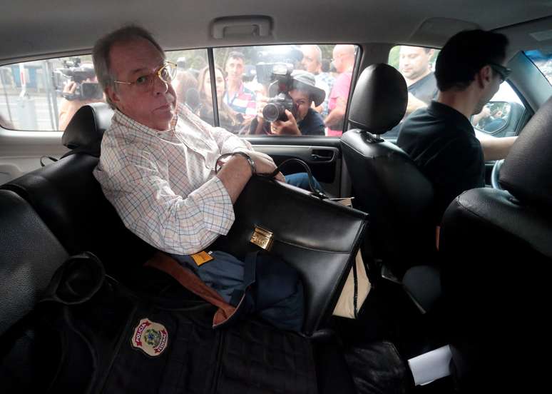 Antonio Celso Grecco, dono da Rodrimar, companhia que opera alguns servi&ccedil;os no porto de Santos, &eacute; escoltado por um agente da Pol&iacute;cia Federal na sede da PF em S&atilde;o Paulo, no Brasil
29/03/2018
REUTERS/Leonardo Benassatto 