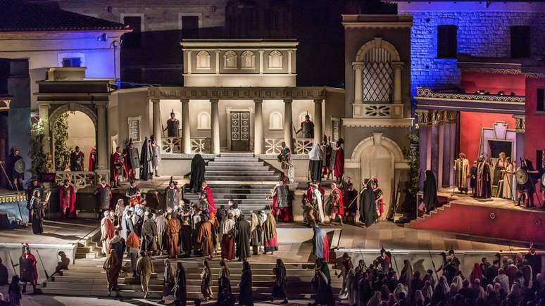 Monarcas europeus distribu&iacute;am ovos ricamente decorados para celebrar a P&aacute;scoa