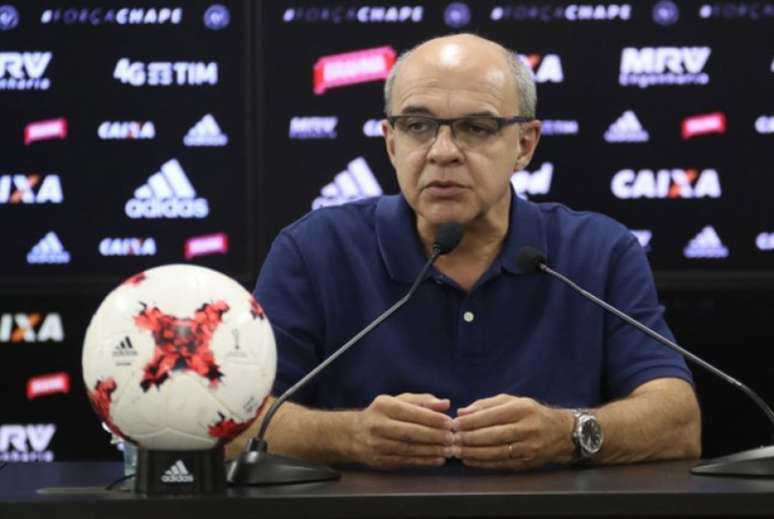 Presidente do Flamengo chamou de "mentirosa" a acusação de ter procurado Carille e Rodriguinho, ambos do Corinthians.