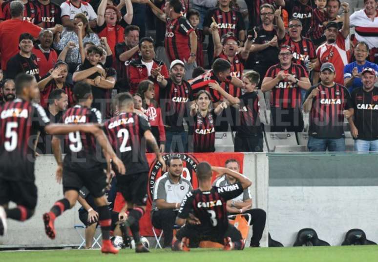 O gol da vitória do Atlético-PR foi marcado pelo zagueiro José Ivaldo, de cabeça (Foto: Miguel Locatelli/ Atlético-PR)