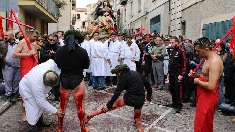 De acordo com soci&oacute;logo, Igreja 'de certa forma aceita e tolera' rituais de autoflagela&ccedil;&atilde;o