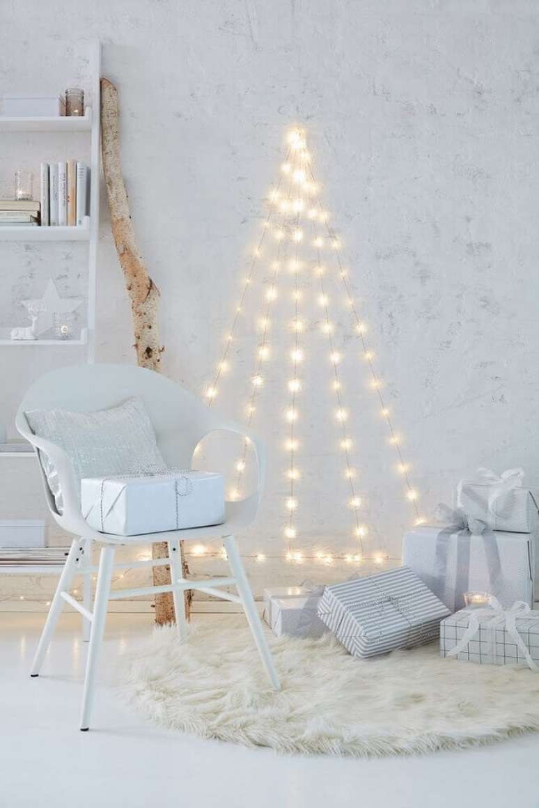 35. Linda decoração com pisca pisca bem minimalista e clean para o Natal