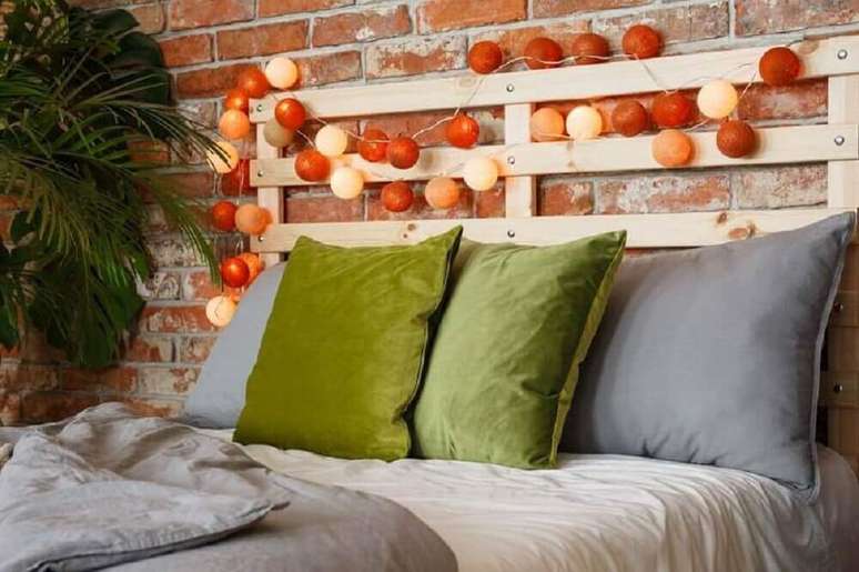 5. Decoração de quarto com pisca pisca entorno da cabeceira.