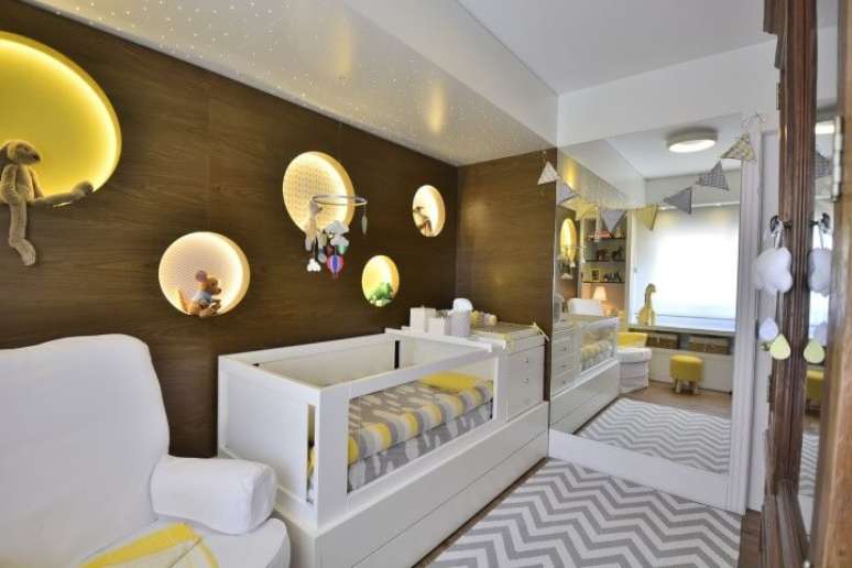 14. O amarelo é uma das possibilidades de cores para quarto de bebê unissex mais vibrantes. Projeto de BG Arquitetura