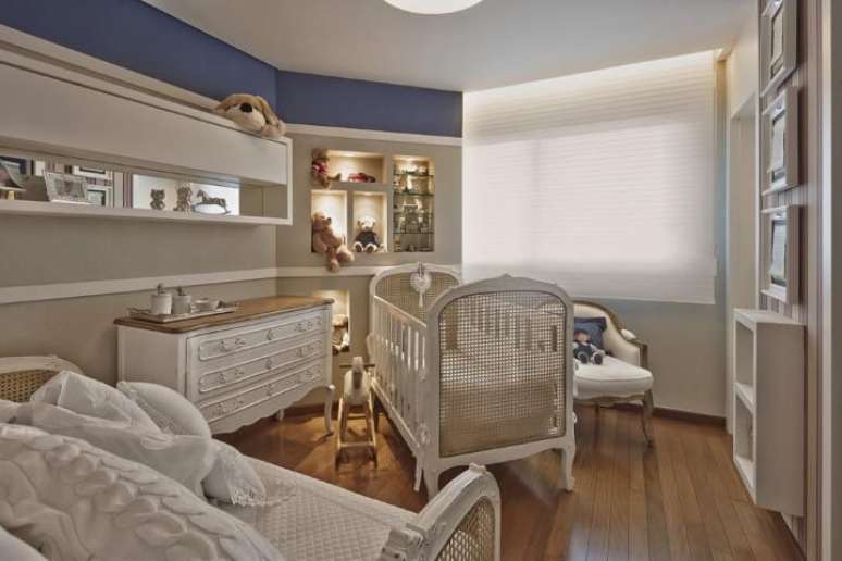 48. Já a combinação de azul e branco é uma aposta comum de cores para quarto de bebê masculino. Projeto de Sobrado Decor