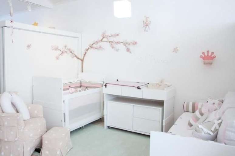46. Branco e rosa é uma combinação clássica de cores para quarto de bebê feminino