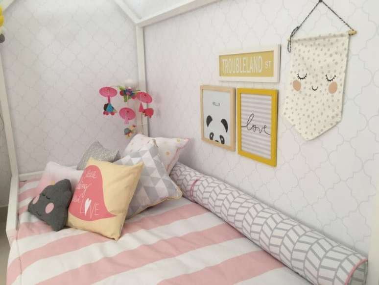 55. Quarto montessoriano branco e cinza com cores claras. Projeto de Arq Express