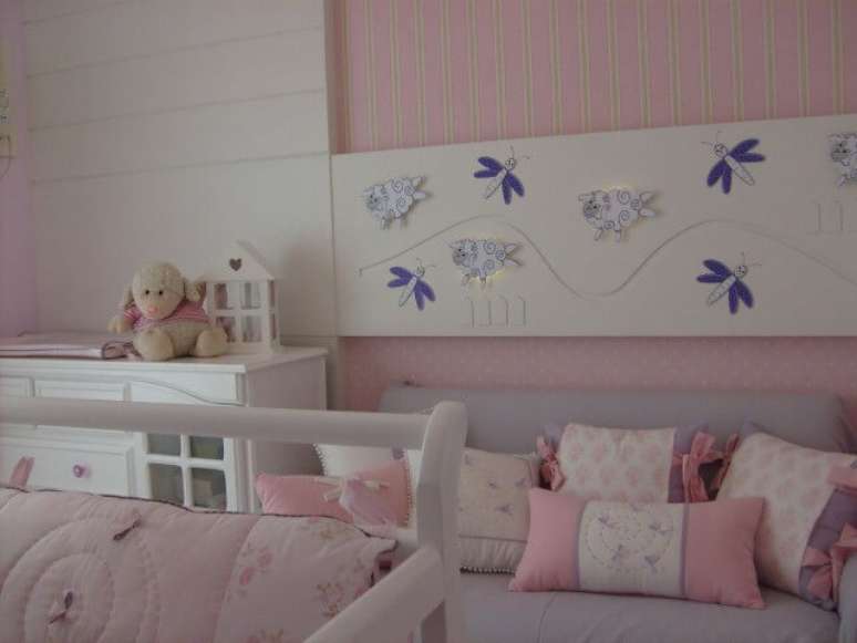 7. Aqui, a combinação de cores para quarto de bebê feminino é de rosa com roxo. Projeto de Nuovo Design de Interiores