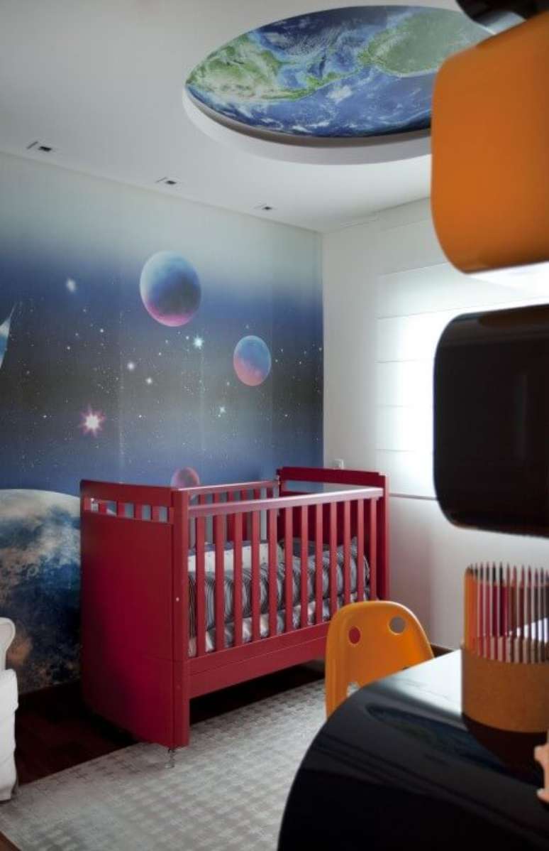23. Aqui vemos várias cores para quarto de bebê usadas juntas em estampas de planetas. Projeto de Erica Salguero