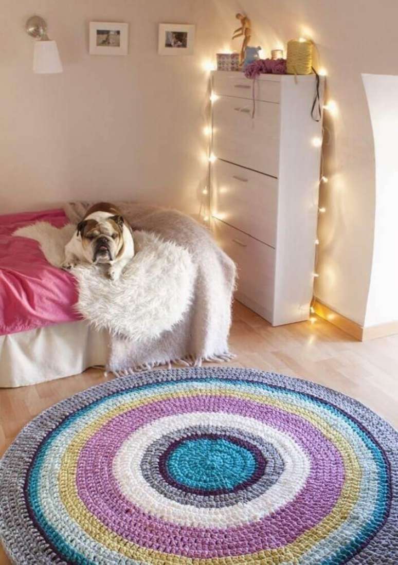 18 Decoração de quarto com pisca pisca e tapete de crochê