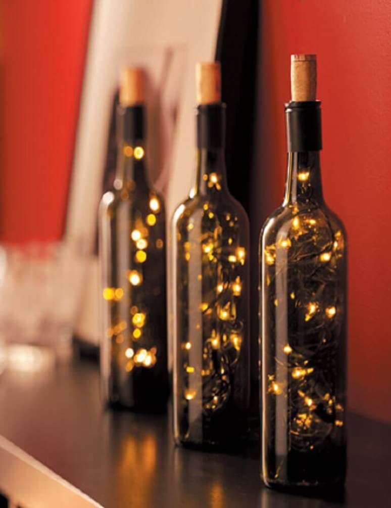 11. A garrafa de vinho também pode render uma bela decoração com pisca-pisca