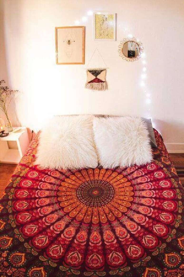 26. O quarto com inspiração hippie também pode receber uma decoração com pisca-pisca