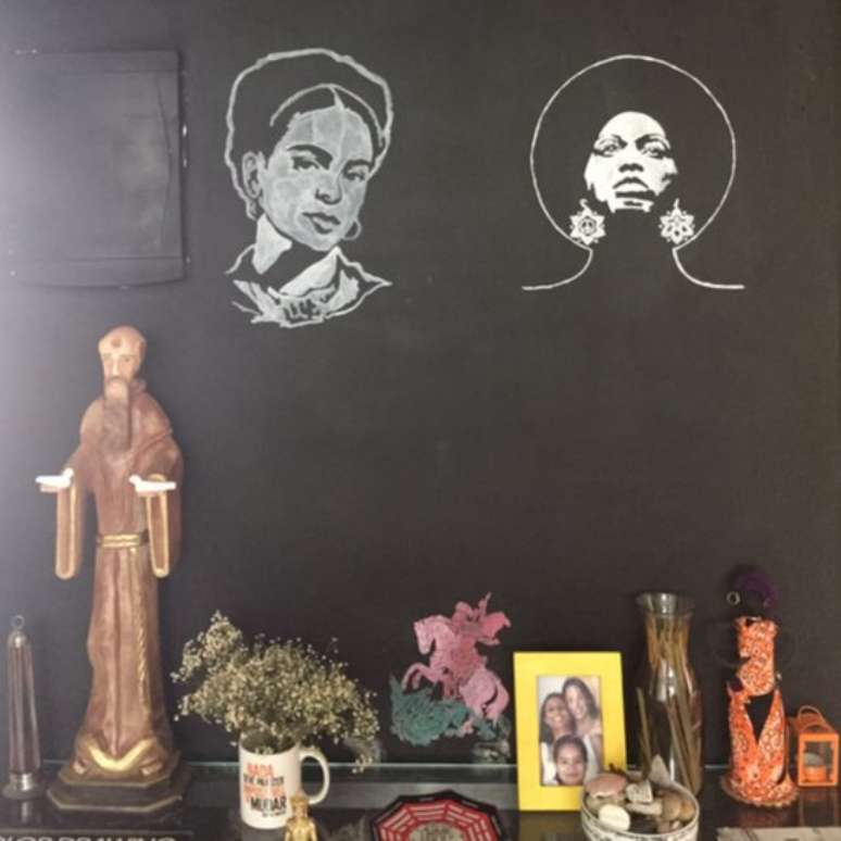 Na parede de casa, um mural pintado por Monica traz dois ícones femininos, Frida Kahlo e Angela Davis, e São Jorge, de quem Marielle era devota