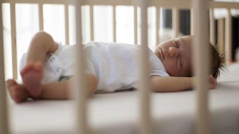 Uma das recomendações de profissionais para evitar o fenômeno é colocar os bebês para dormir de barriga para cima