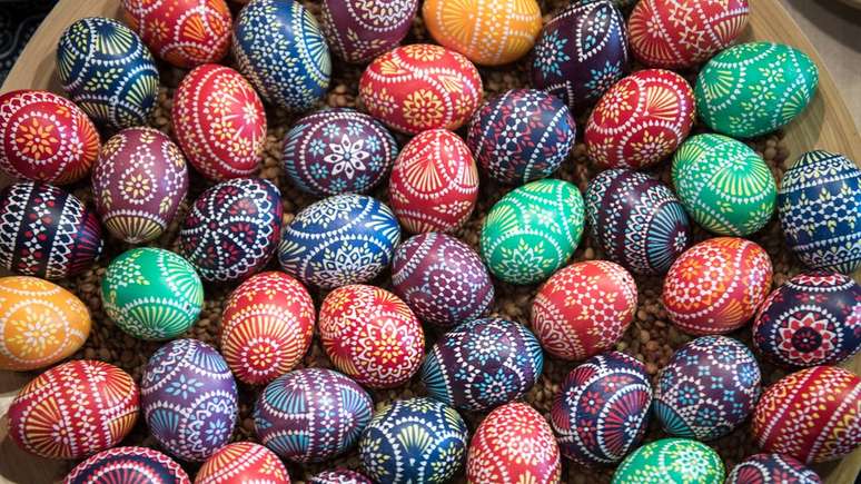 Ovos representam vida e renascimento; acima, exemplares decorados, em uma tradição que remonta à Idade Média